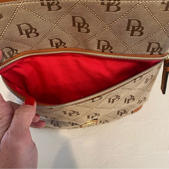 Dooney & Bourke Womens Quilt Logo Handbag (Tan) - Picture 9 of 9